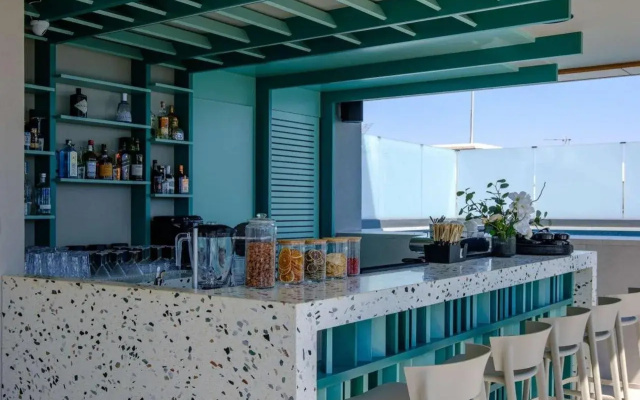 Mercure Larnaca Finikoudes Beach