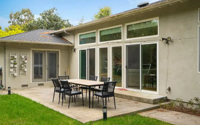 Cozy Modern House in Palo Alto