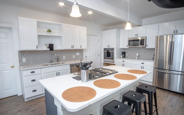 5BR/4BA House Sleeps 20 Downtown