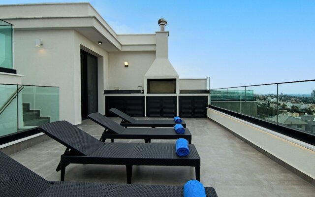 Phaedrus Living: Sea View Anna Residence 301