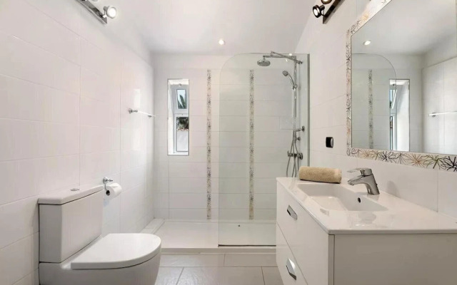 3 Bed Villa - Sleeps 6 - Private Pool - Hot Tub- Parking - Wifi