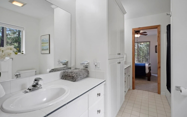 Super Coop 5 Bedroom Home by RedAwning, Bend