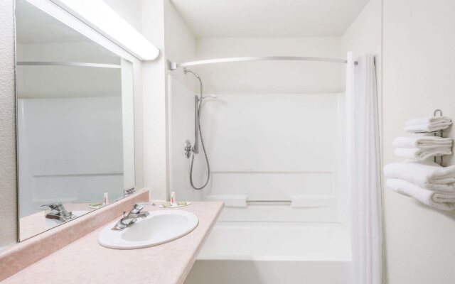 Super 8 By Wyndham Phoenix Metro North