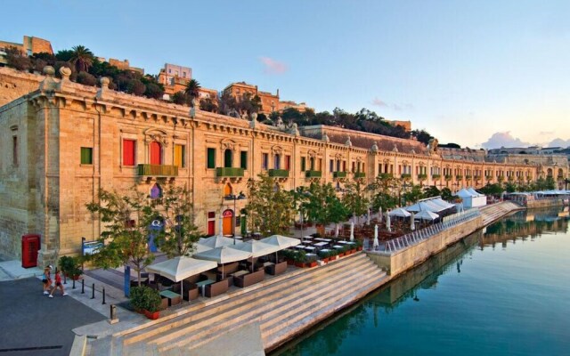 Valletta and Harbour Views Apartment in Central Sliema