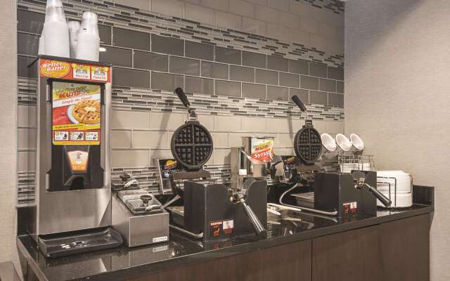 La Quinta Inn & Suites by Wyndham Hartford - Bradley Airport