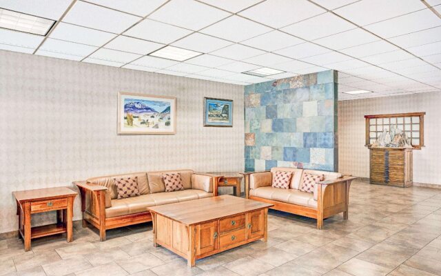 Super 8 by Wyndham Meadow Wood Courtyard
