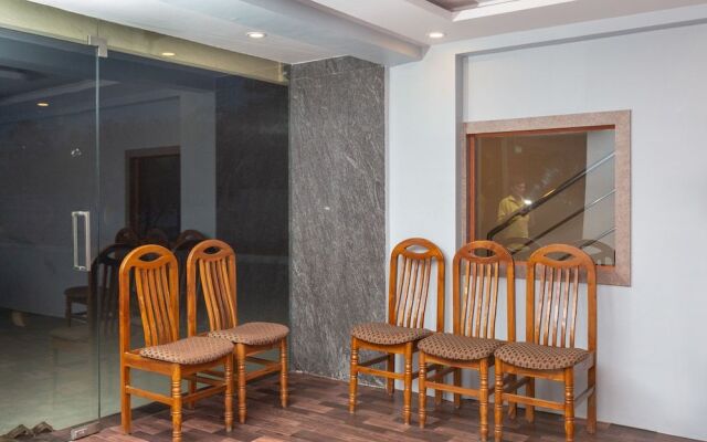 OYO 22105 Hotel Half Moon Inn