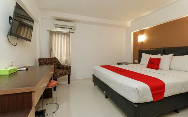 RedDoorz Plus near Karebosi Area