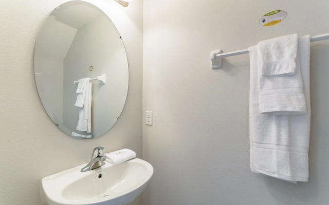 5196oa Luxury 6 Bedroom 5.5 Bath Home