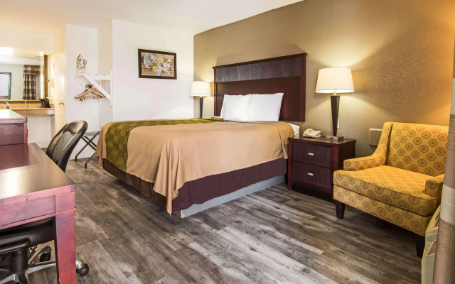 Econo Lodge Inn & Suites
