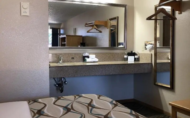 Super 8 by Wyndham Florence OR