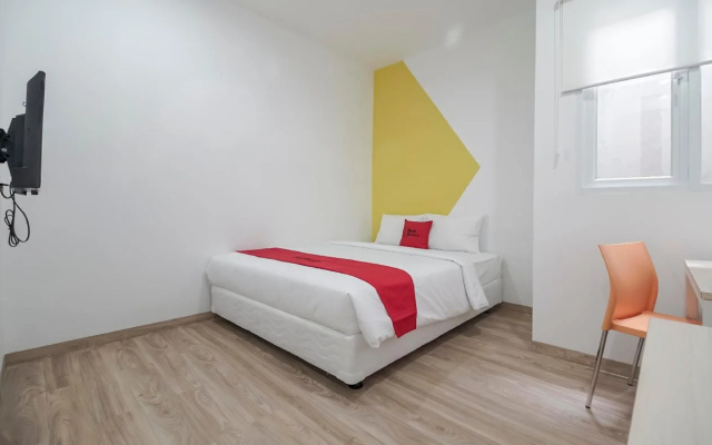 RedDoorz Plus near LRT Cinde Sudirman Palembang - Hotel in Palembang - Photo 2