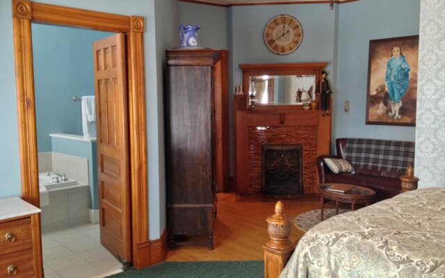 Historic Hutchinson House B&B