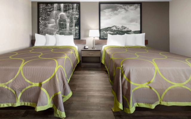 Super 8 by Wyndham Fairmont