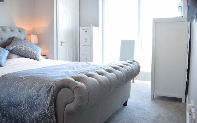 Newly Refurbished Thameside Apartment