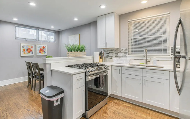5 Mi to Dtwn: Ukrainian Village Apartment!