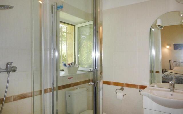 Apartment in Caderousse With Pool