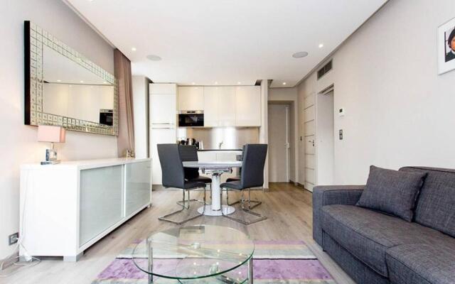 1 Bedroom in Front of the Palais!