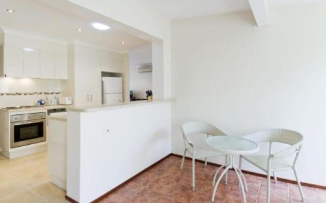 Cara Nobbys Beach 11 Wesley Avenue