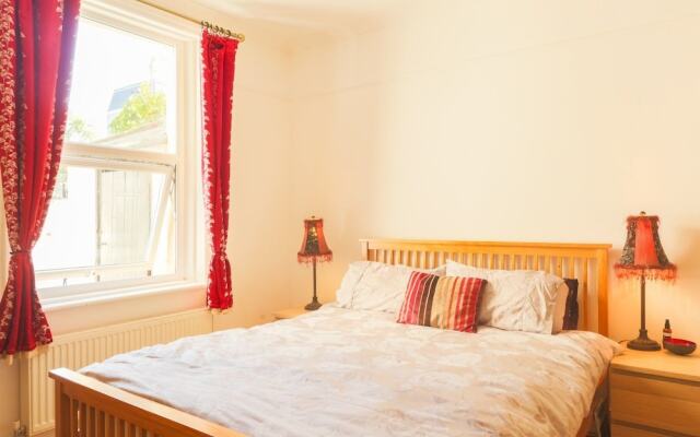 Bright and Spacious 1 Bedroom Flat With Garden