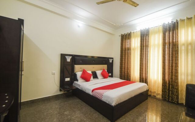 OYO 30855 Hotel Royal Residency