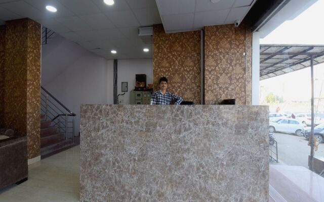 OYO 23606 Hotel Danaria