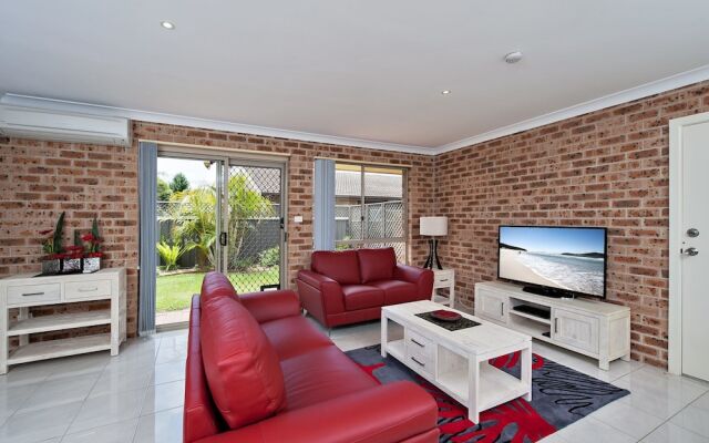 Pet Friendly Shoreline Dr 1/18 - Fingal Bay