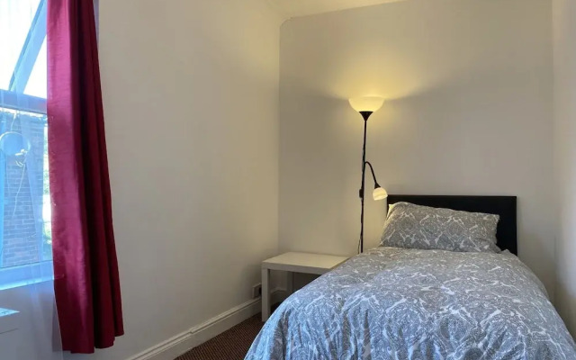 Shirley House Self Catering Guest House, 5 min Drive to Cruise Ship Terminals and City Centre