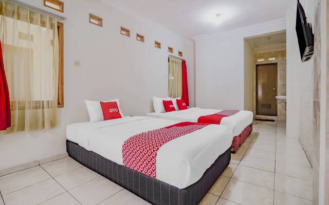 OYO Life 90035 Merci Club