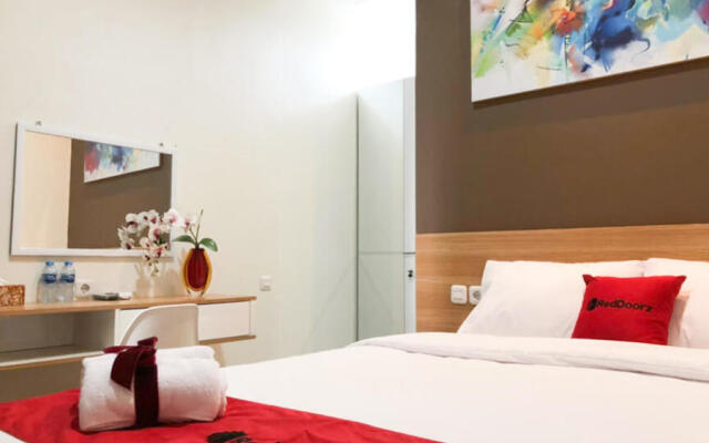 RedDoorz Plus @ Dukuh Kupang