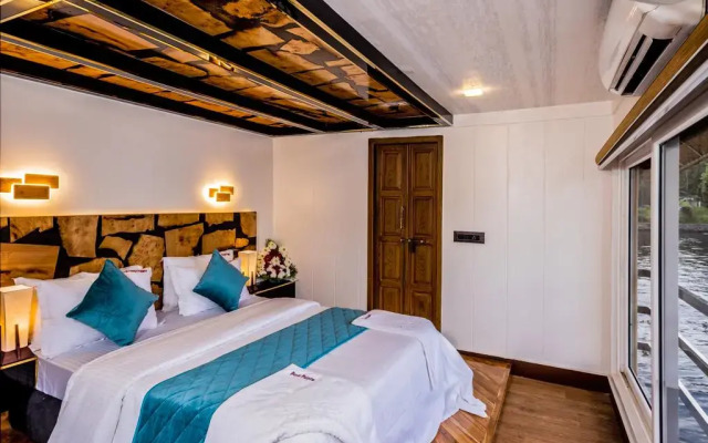 Cosy Houseboat