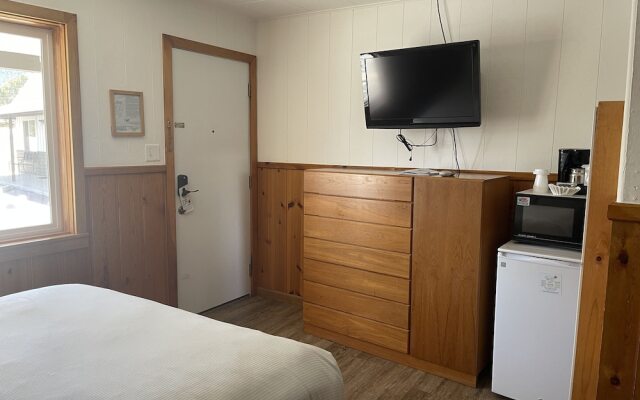 Saddle & Surrey Motel