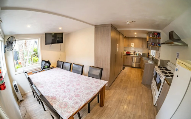 The Red Monkey Travellers' Lodge - Hostel