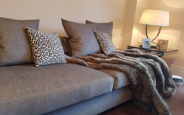 Hanger Lane Apartments (Peymans)