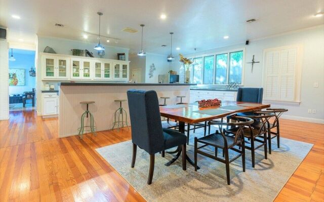 Heart of Fredericksburg w/Pool,Hot-Tub&Grill