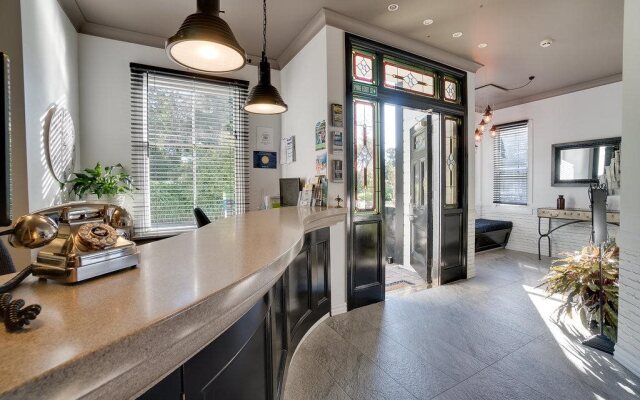 The Innbetween Lodge and Backpackers