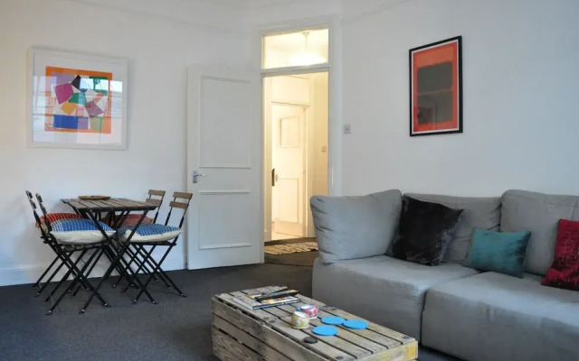 Bright 1 Bedroom Apartment in Great Location