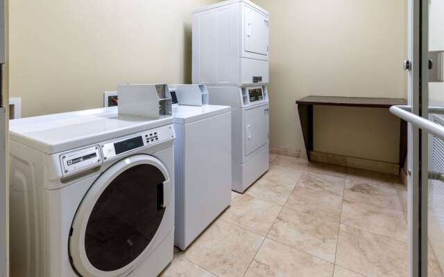 La Quinta Inn & Suites by Wyndham Houston New Caney