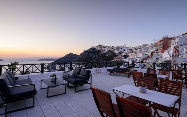 Firalia, Casa In Rock Suites