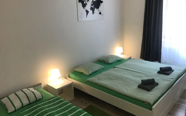 3 Bed Flat - Sleeps 20 - Smoking Room - Wifi