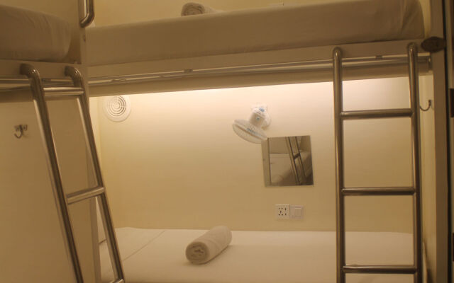 Tambayan Capsule Hostel & Bar