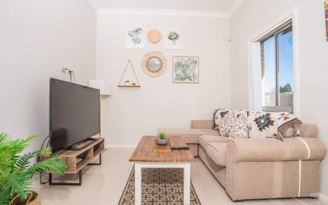 PEACEFUL 2Kingbed RootyHill Townhouse near Station