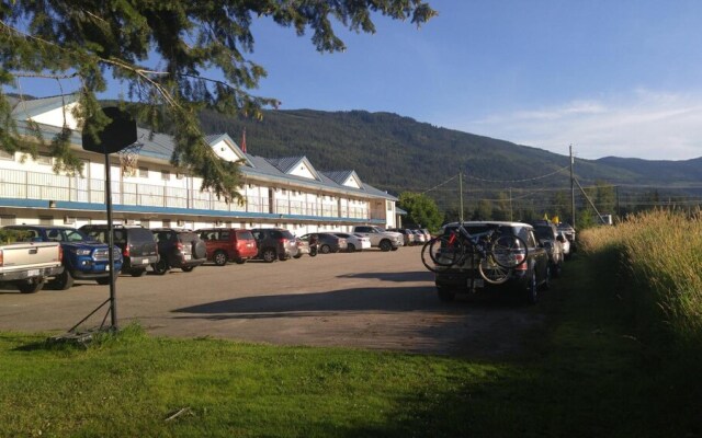 Monashee Motel