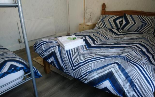 Renovated 4-bed Home - Sleeps 9 - Parking - Spa