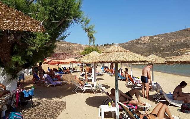 Isalos rooms on the beach