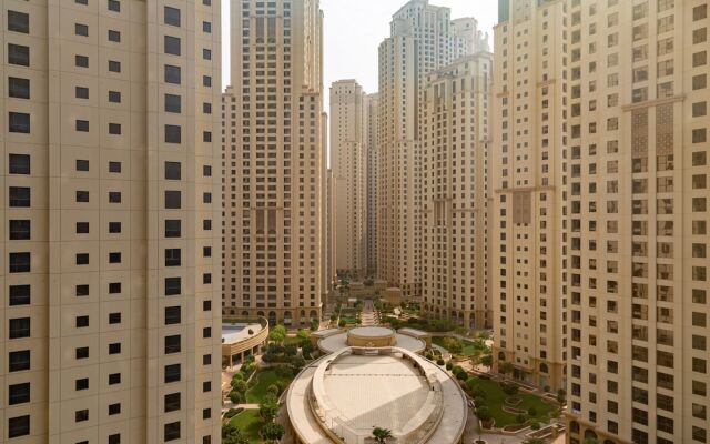 Modish & Vibrant 3BR Apartment in Marina