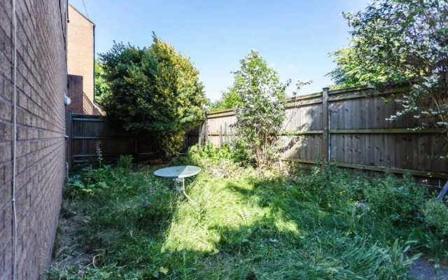 Homely 2 Bedroom House in Kennington With Garden