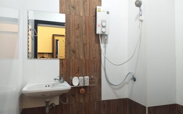 RoomQuest Chonburi Phanat Nikhom