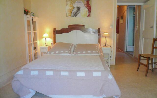 Charming Holiday Home in La Caunette with Swimming Pool