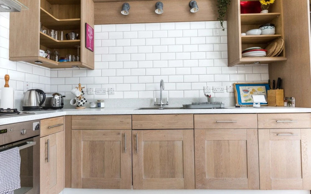 Bright Two BR Period Apartment in Whitechapel